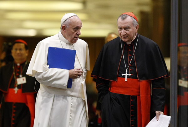 El cardenal Pietro Parolin al lado del papa Francisco (Vaticano)