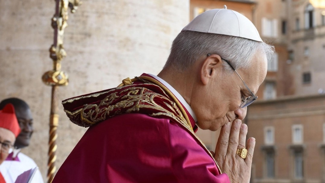 Papa León XIV en el balcón de la Basílica de San Pedro dando la bendición Urbi et Orbi