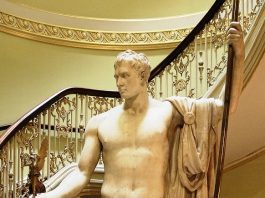 Estatua de mármol de Napoleón desnudo esculpida por Antonio Canova.