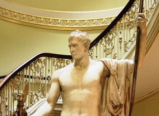EL REY DESNUDO DE ANTONIO CANOVA Estatua de mármol de Napoleón desnudo esculpida por Antonio Canova.