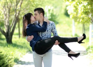 La enfermedad se transmite por un beso Beso entre la pareja Imagen de Adina Voicu en Pixabay