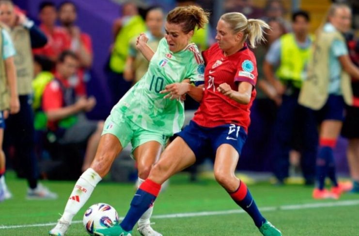 Jugadoras de la selección femenina de Italia abatidas tras la derrota ante Inglaterra en semifinales de la Euro 2025
