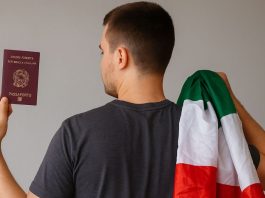 Persona mostrando el pasaporte italiano con expresión indiferente, sosteniendo una bandera italiana arrugada