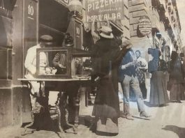 Interior de una antigua pizzería napolitana con horno de leña y ambiente tradicional del siglo XVIII.