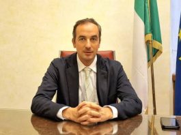 El senador Mario Borghese, vicepresidente del MAIE, durante una intervención oficial en Roma.