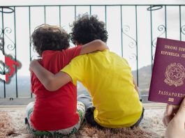Dos niños de espaldas con un pasaporte italiano y el mapa de Italia, símbolo de la ciudadanía italiana por descendencia