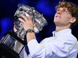 Jannik Sinner levanta el trofeo de Wimbledon 2025 tras vencer a Carlos Alcaraz