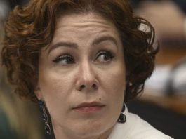 La diputada brasileña Carla Zambelli habla en público durante un evento político