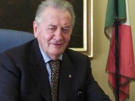 Retrato de Mirko Tremaglia, primer y único Ministro para los Italianos en el Mundo, promotor de la ley de ciudadanía para los italianos en el exterior.