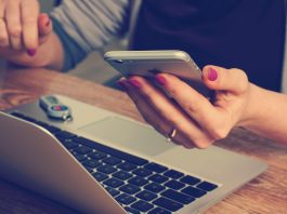 Mujer con su telefono Imagen de Firmbee en Pixabay