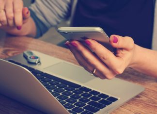 Apagar y prender tu telefono para defenderse de malaware Mujer con su telefono Imagen de Firmbee en Pixabay