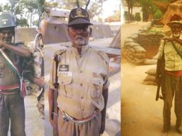 Anciano soldado somalí Sciré con uniforme militar italiano, fusil al hombro y banda tricolor, rindiendo honores durante la Misión Ibis.