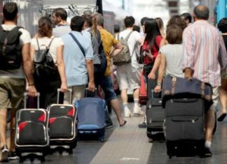 Italia pierde a sus jóvenes más preparados. Futuro es incierto. Jovenes italianos emigrantes